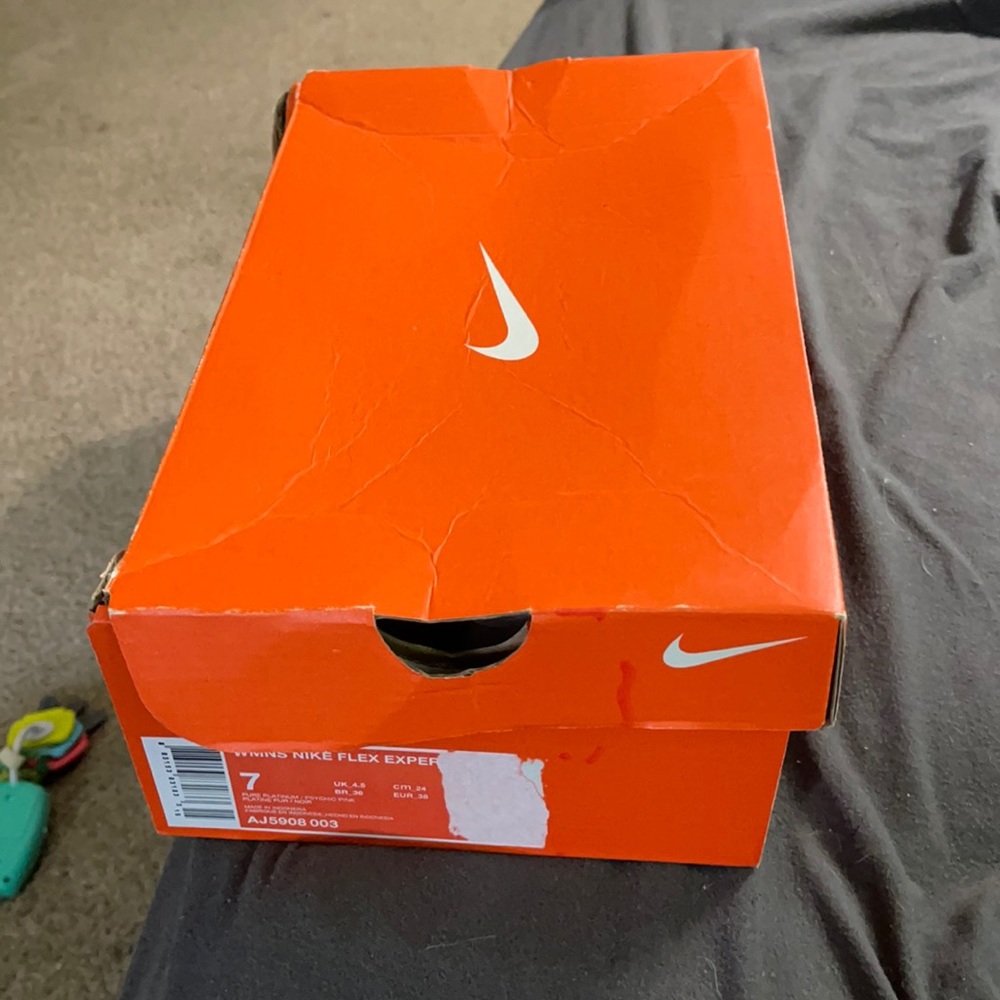 Brand new size 7 women Nike flex experience